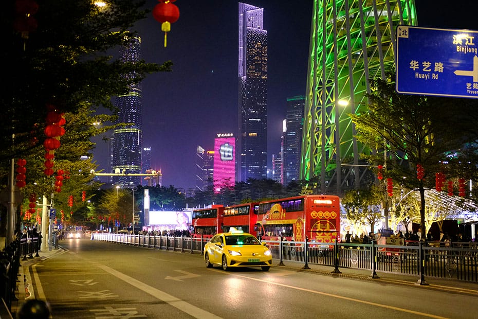 Guangzhou After Dark – Street Food, Rainy Alleys, and the Reality of Beijing Road